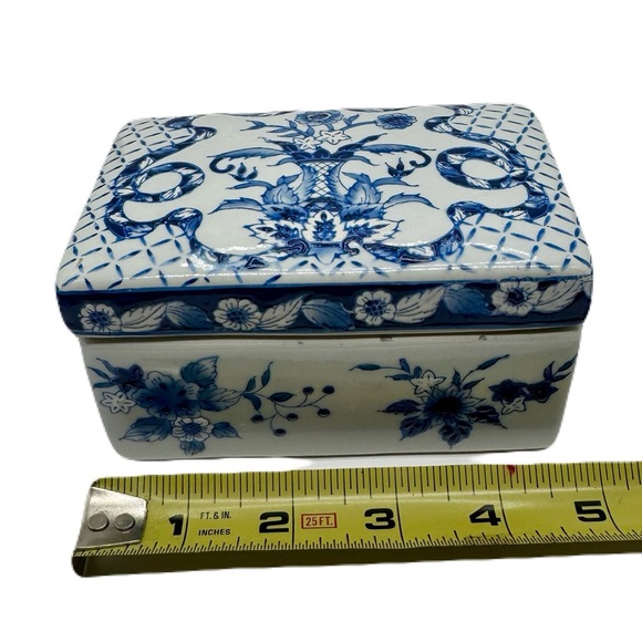 Chinese Blue and White Porcelain Trinket Keepsake Box w/ Lid - BEAUTIFUL Vintage - Picture 9 of 10